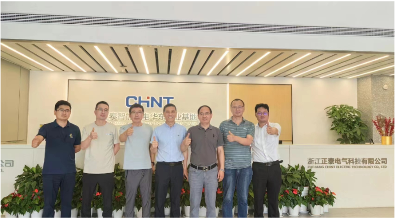 金陵奇峰在正泰參觀學習的集體合照